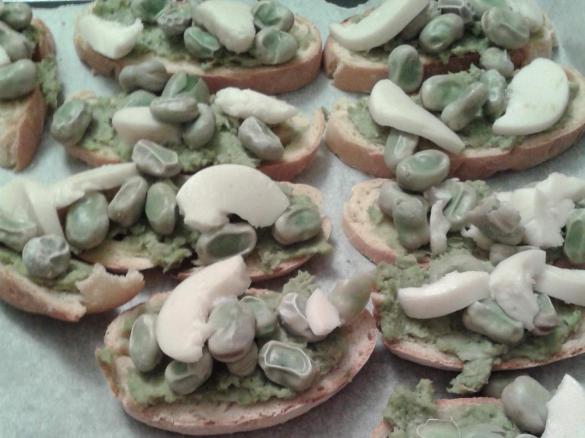 Crostini con le fave e pecorino