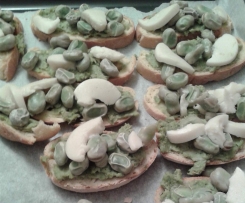 Crostini con le fave e pecorino