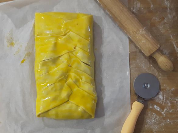 Intreccio di briseé ripieno di carne e funghi