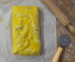 Intreccio di briseé ripieno di carne e funghi