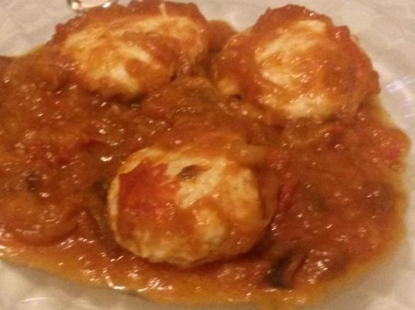 Polpette saporite di pollo con sugo di melanzane e pomodorini datterini