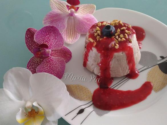 GELATO ALLA RICOTTA CON MIRTILLI E COULIS DI LAMPONI (Contest frutti di bosco gelati )