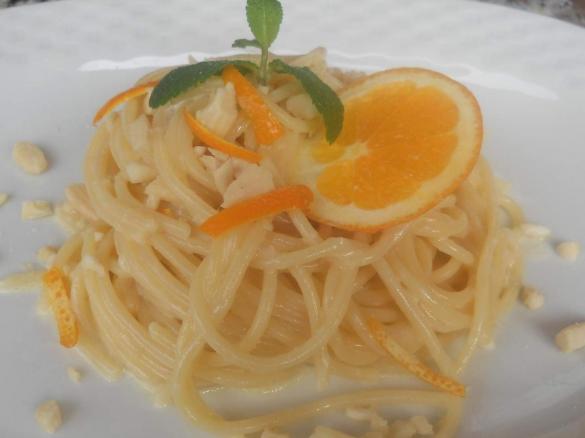 Spaghetti con Arancia Taleggio e Granella di Mandorle 