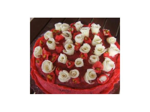 Torta di rose in pasta di mandorle 