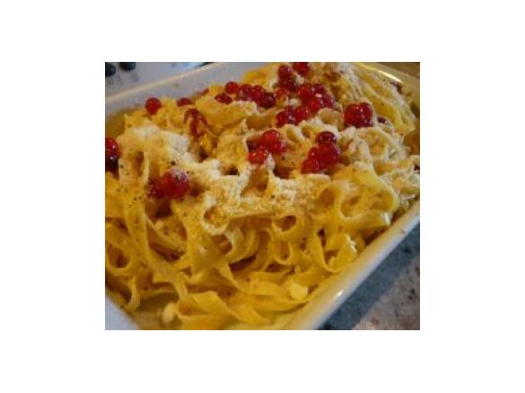 Tagliatelle all'uovo con salsa di noci e ribes rosso