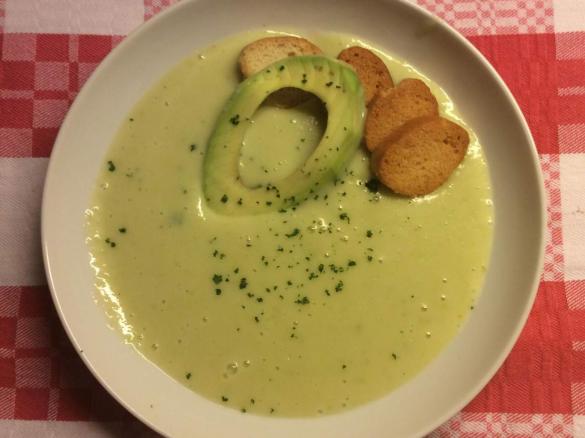 Vellutata esotica di patate, porri e avocado