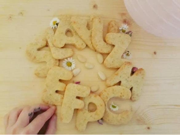 Biscotti salati con formaggio e mandorle (vegetariano)