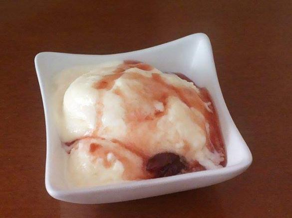 Gelato allo zenzero con sciroppo di amarene