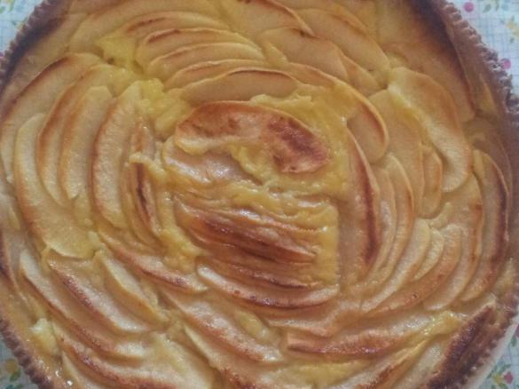 Crostata di mele con crema chantilly