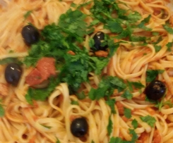 Spaghetti tonno, pomodoro,  acciughe e olive