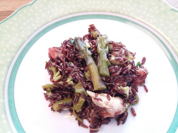 Insalata di riso rosso con asparagi e filetti di sgombro
