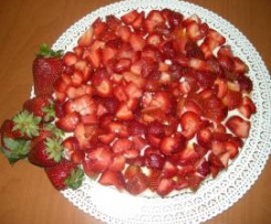 Torta alle fragole su biscotto alle mandorle