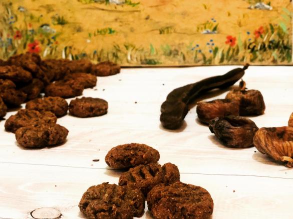 Biscotti rustici carrube e fichi secchi