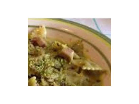 Farfalle con pesto di pistacchio e pancetta 