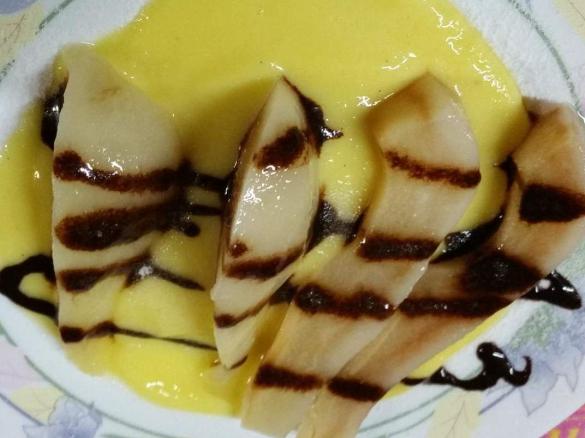 Pere con salsa alla vaniglia 