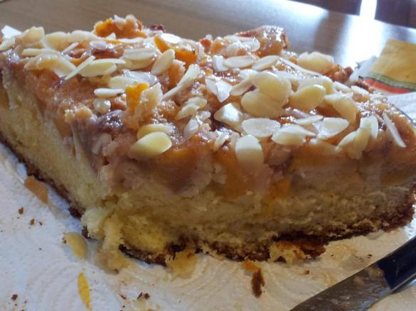 TORTA ROVESCIATA ALLO YOGURT CON PESCHE E MANDORLE