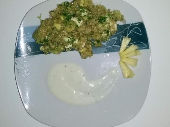 Insalata di quinoa, ananas e avocado con crema di feta