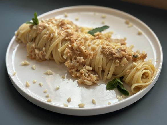 Linguine al sugo di tonno, mandorle e menta