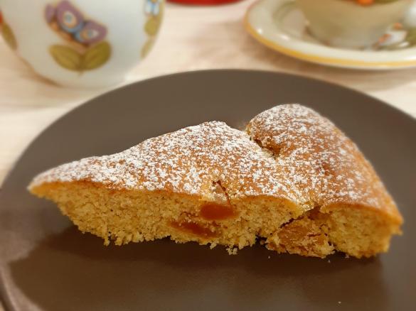Torta all'arancia con albicocche essiccate (ricca di fibre e senza lattosio)