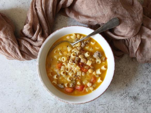 Pasta con ceci e salsiccia
