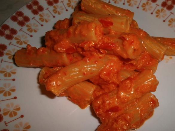 Maccheroni con salsa di peperoni e curry