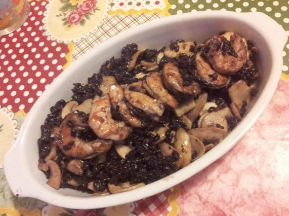 Riso Venere con gamberi, funghi e zafferano