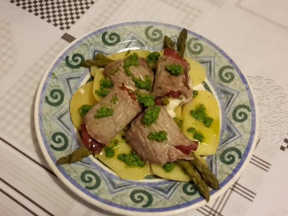 Involtini di bufalo agli asparagi e salsa di rucola
