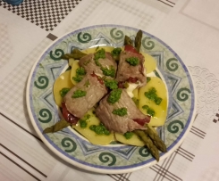 Involtini di bufalo agli asparagi e salsa di rucola
