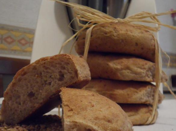 Pane semintegrale con noci e mele