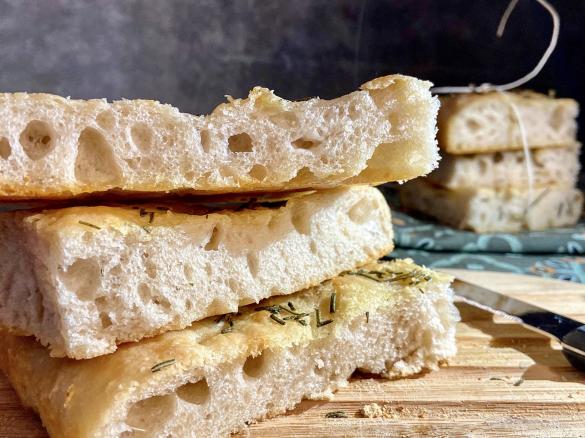 Focaccia bianca a lievitazione naturale e alta idratazione (ideale da farcire)