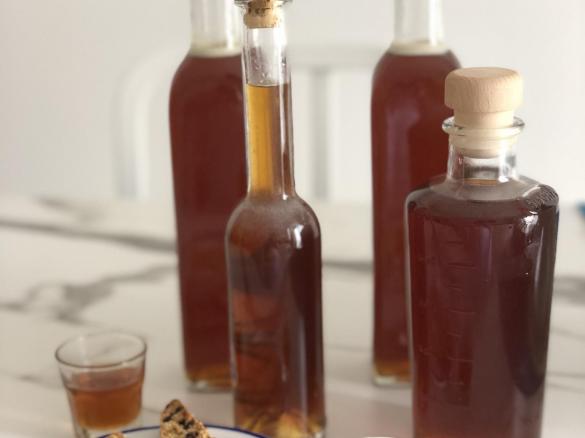 Liquore nespolino (simil amaretto di Saronno)