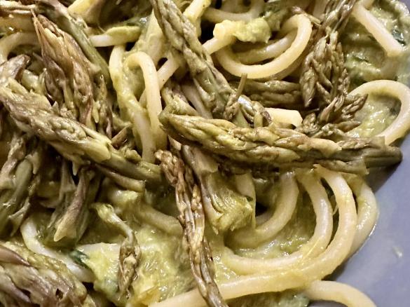 Spaghetti con pesto di asparagi