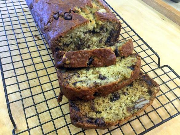 Plumcake banana gocce di cioccolato e noci