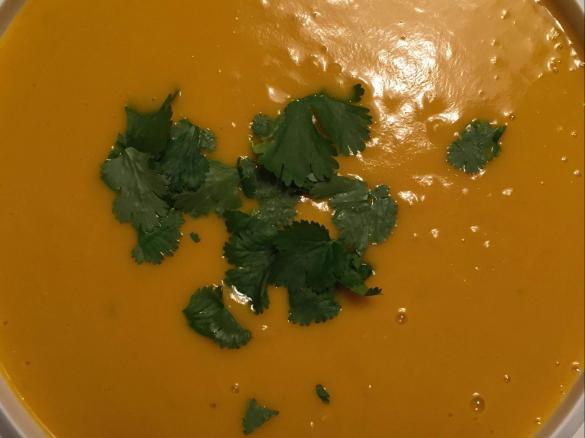 Vellutata di zucca e latte di cocco con lenticchie rosse croccanti