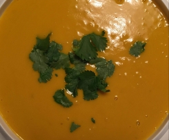 Vellutata di zucca e latte di cocco con lenticchie rosse croccanti
