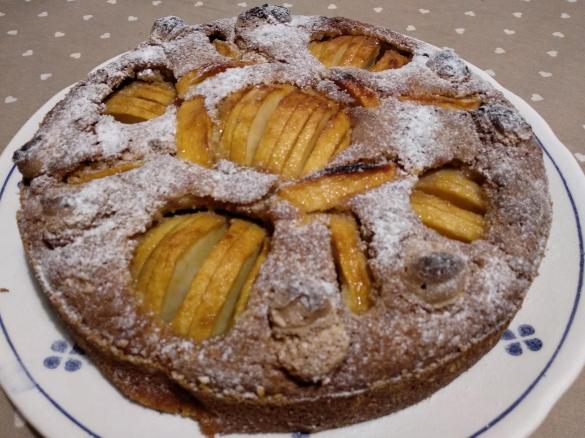 Torta senza glutine con mele, uvetta, noci e amaretti