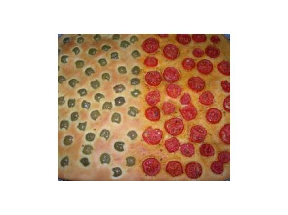 Focaccia con olive e pomodorini