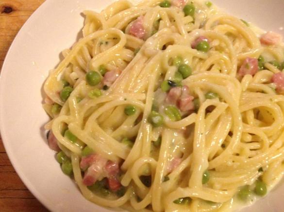 Spaghetti panna, pancetta e piselli - pasta risottata