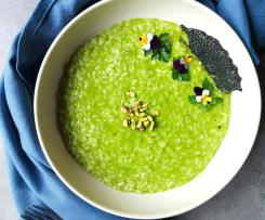 Risotto con clorofilla di prezzemolo  formaggio casolet e cialda corallo al nero di seppia (contest ristorante)