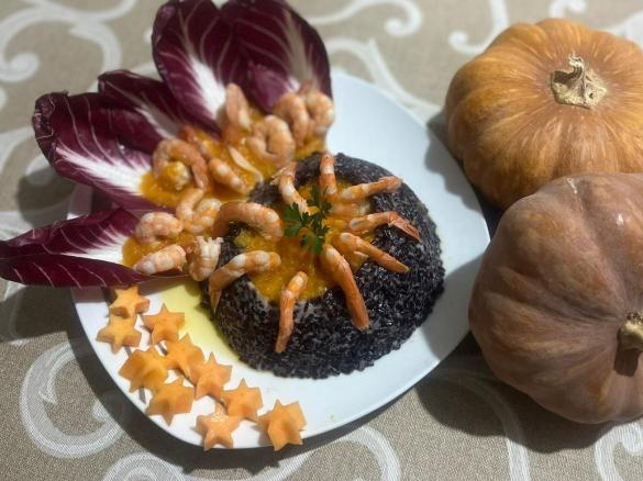 Anelli di riso venere con gamberi e zucca