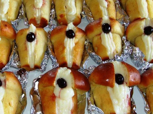 Babà al Rum con crema al latte e amarene sciroppate