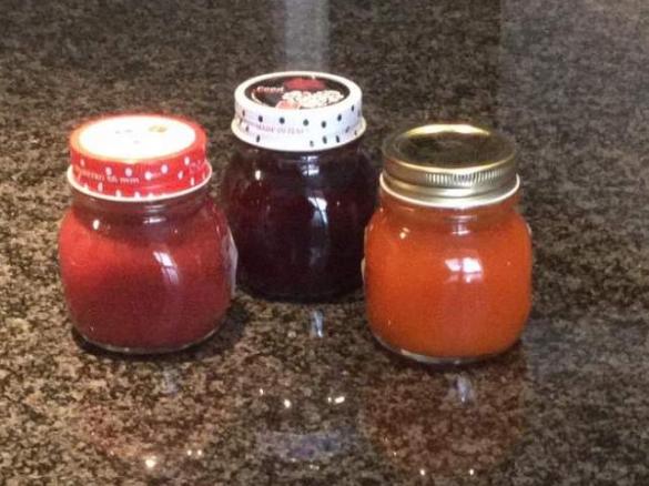 Marmellata di albicocche, ciliegie e fragole