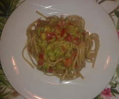 Linguine con avocado, pomodori e basilico