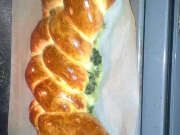 TRECCIA DI PAN BRIOCHE CON SPINACI E PROVOLA