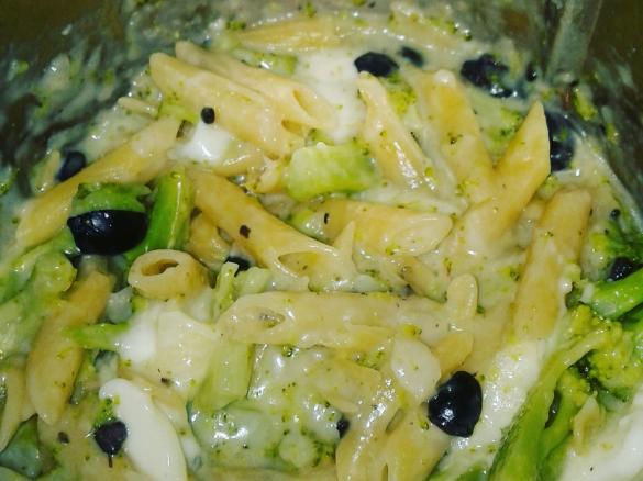 Penne broccoli, olive e scamorza