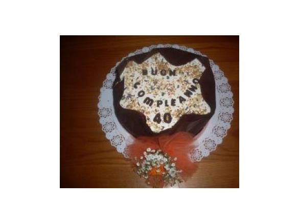 Torta di compleanno con striscia decorativa al cioccolato