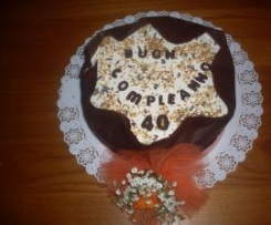 Torta di compleanno con striscia decorativa al cioccolato