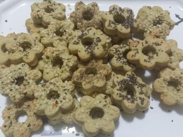 Canestrelli salati al pesto con semi di canapa e semi di chia