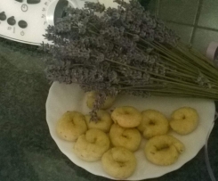 Ciambelline al vino con farina di farro e fiori di lavanda 