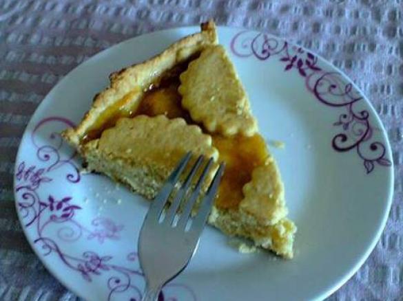 Crostata di nocciole con marmellata di pesche